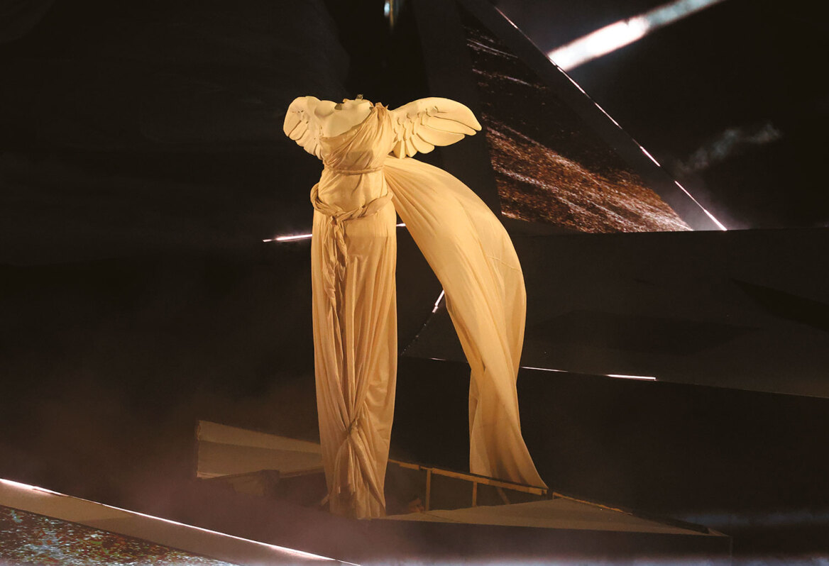 Δύο Έλληνες πίσω από τη σημαία στην τελετή λήξης των Ολυμπιακών