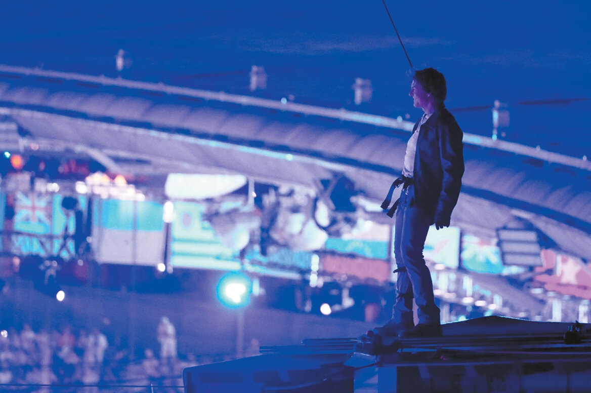 Δύο Έλληνες πίσω από τη σημαία στην τελετή λήξης των Ολυμπιακών