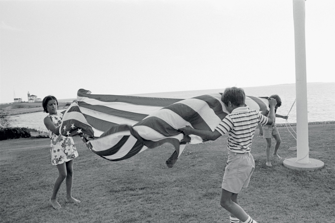Tina Barney: Οι οικογενειακοί δεσμοί στον φακό της 