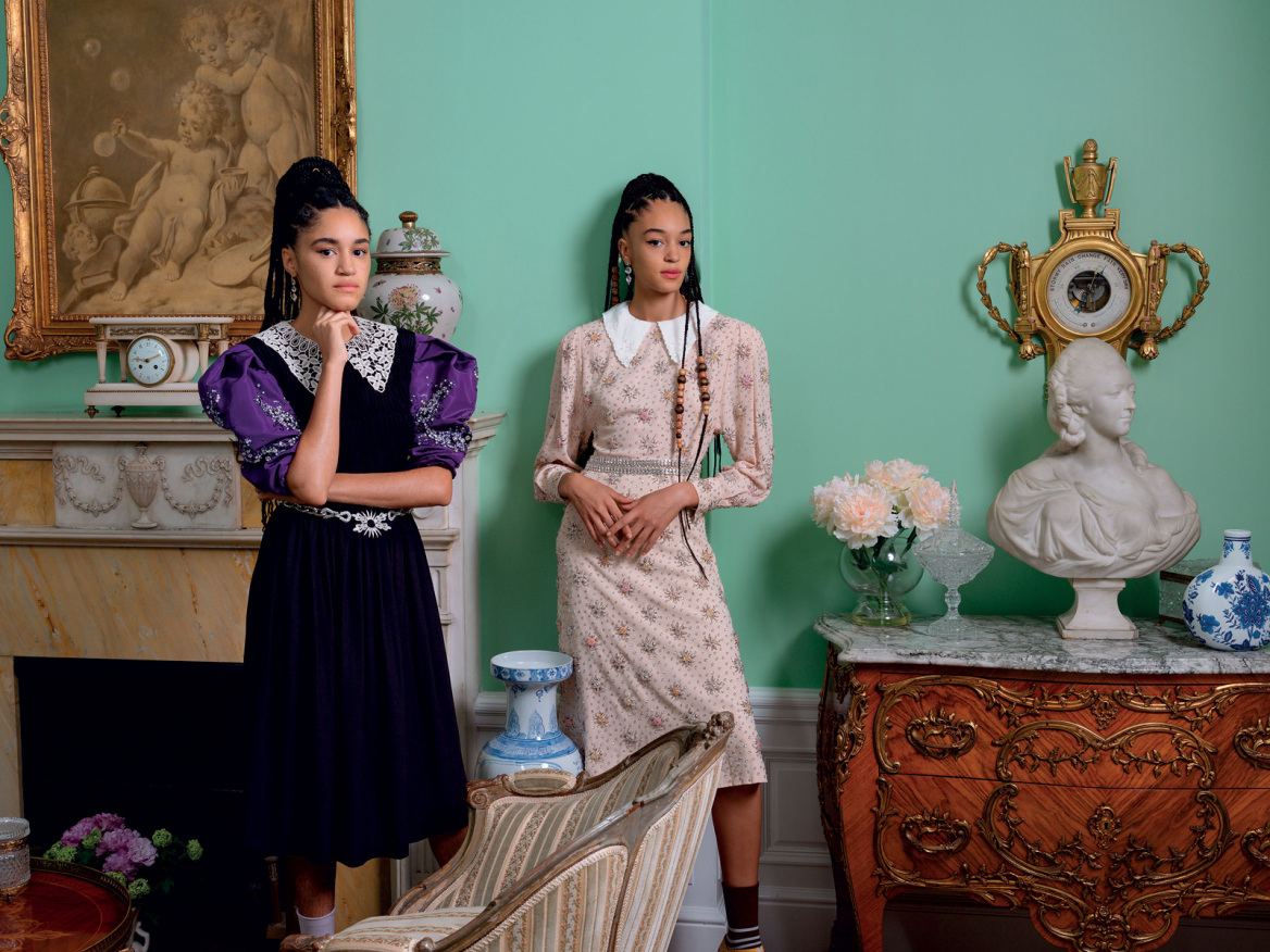 Tina Barney: Οι οικογενειακοί δεσμοί στον φακό της 