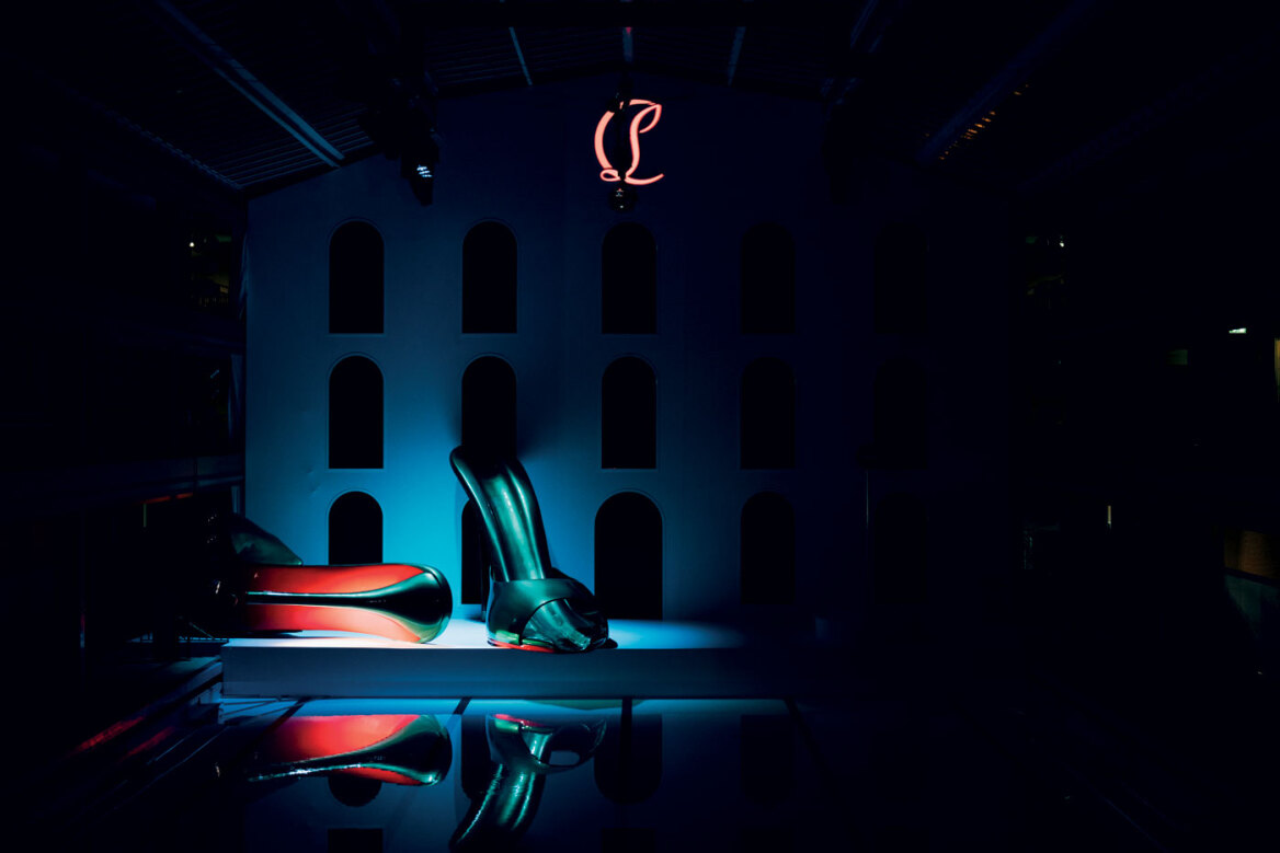 Στην πισίνα με... Christian Louboutin - Δείτε φωτογραφίες από την επίδειξη του Γάλλου σχεδιαστή