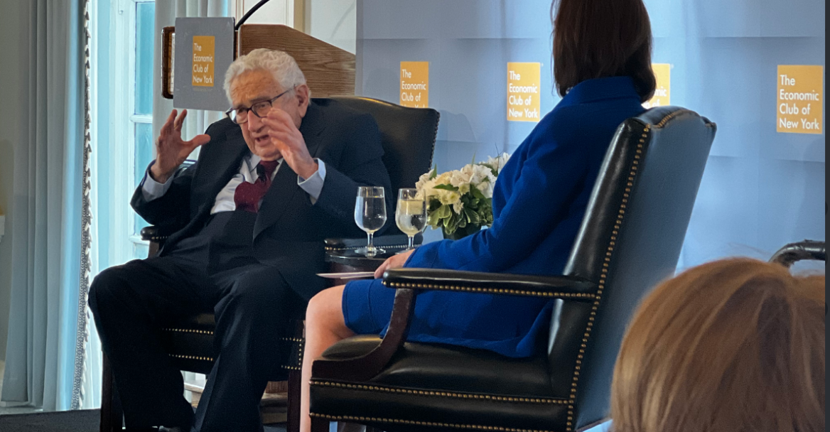 Χένρι Κίσινγκερ: Του έκαναν έκπληξη με τούρτα στο Economic Club της Νέας Υόρκης - Ήρωας ή διαβολικός;, δείτε βίντεο