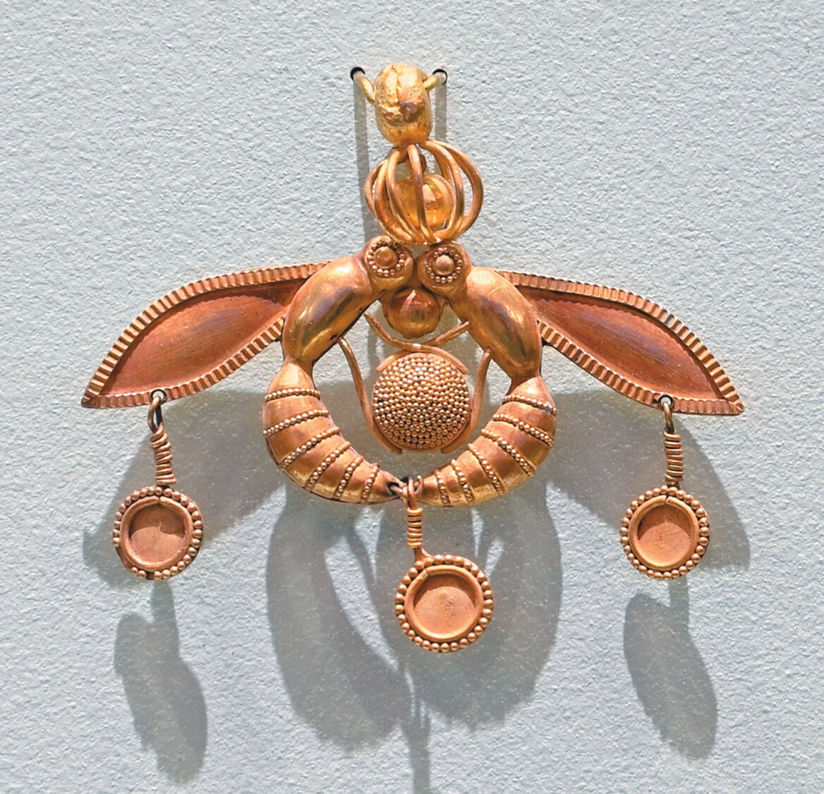 f2-Archaeological_Museum_of_Heraklion___Bee_pendant