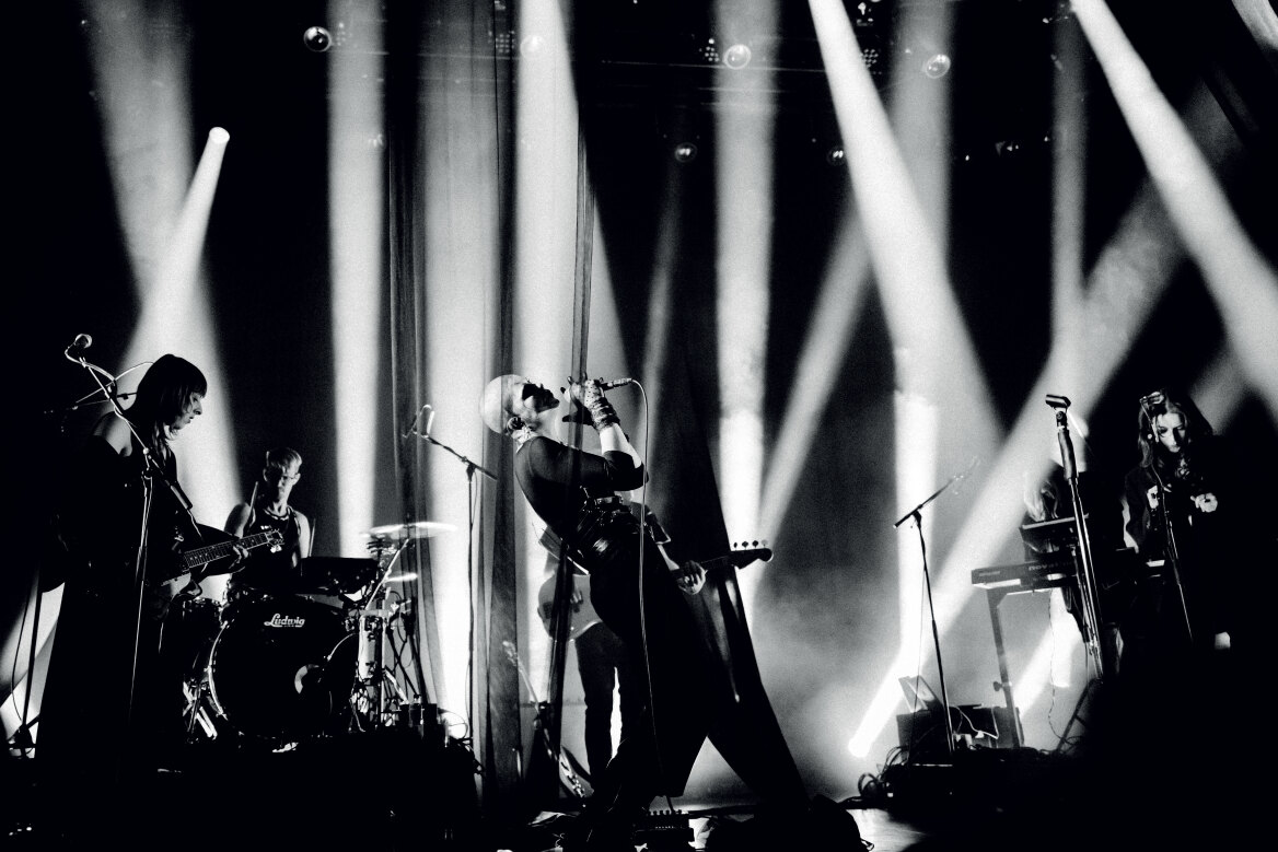 Sharon Kovacs: H ιέρεια της dark pop στην Ελλάδα