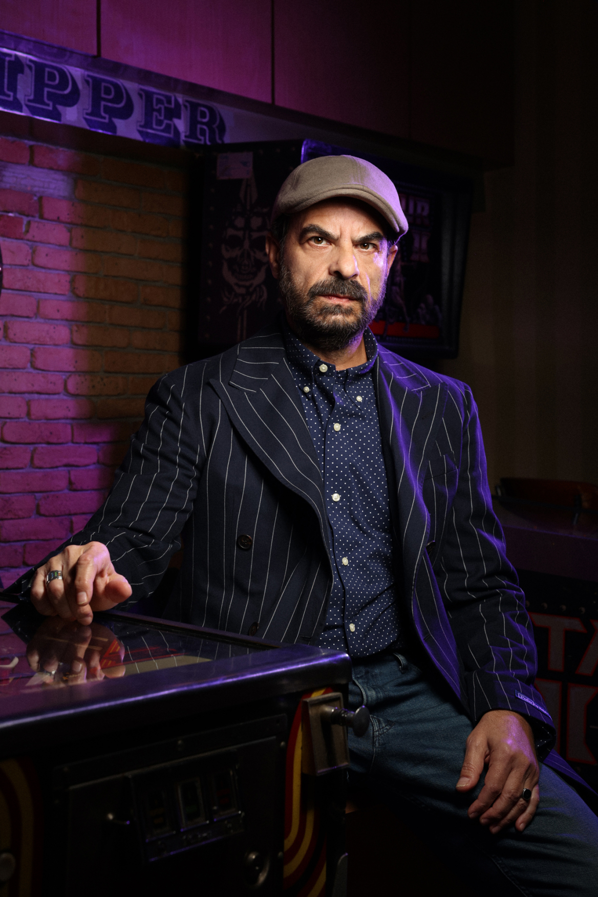 Roi Mat: Το μεγάλο παιχνίδι της ανδρικής φιλίας στο θεατρικό σανίδι