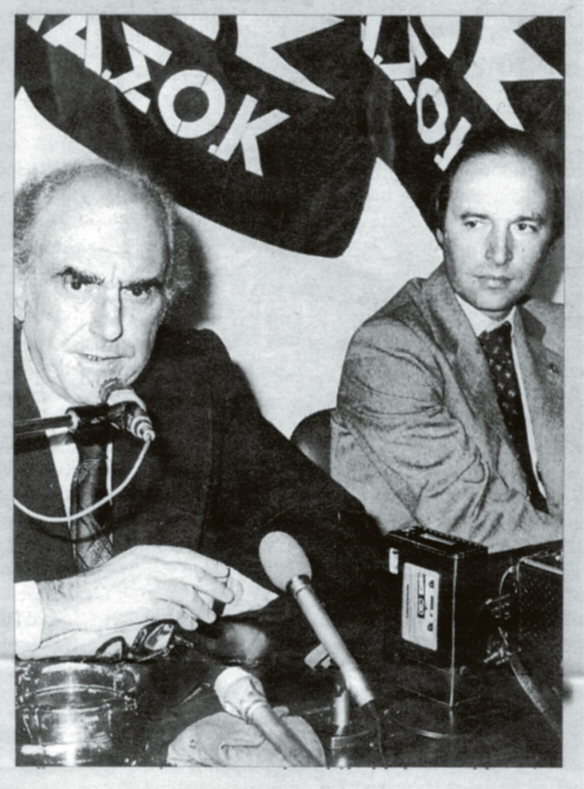 Κώστας Σημίτης: 13+1  άγνωστες ιστορίες  από το μπλοκάκι