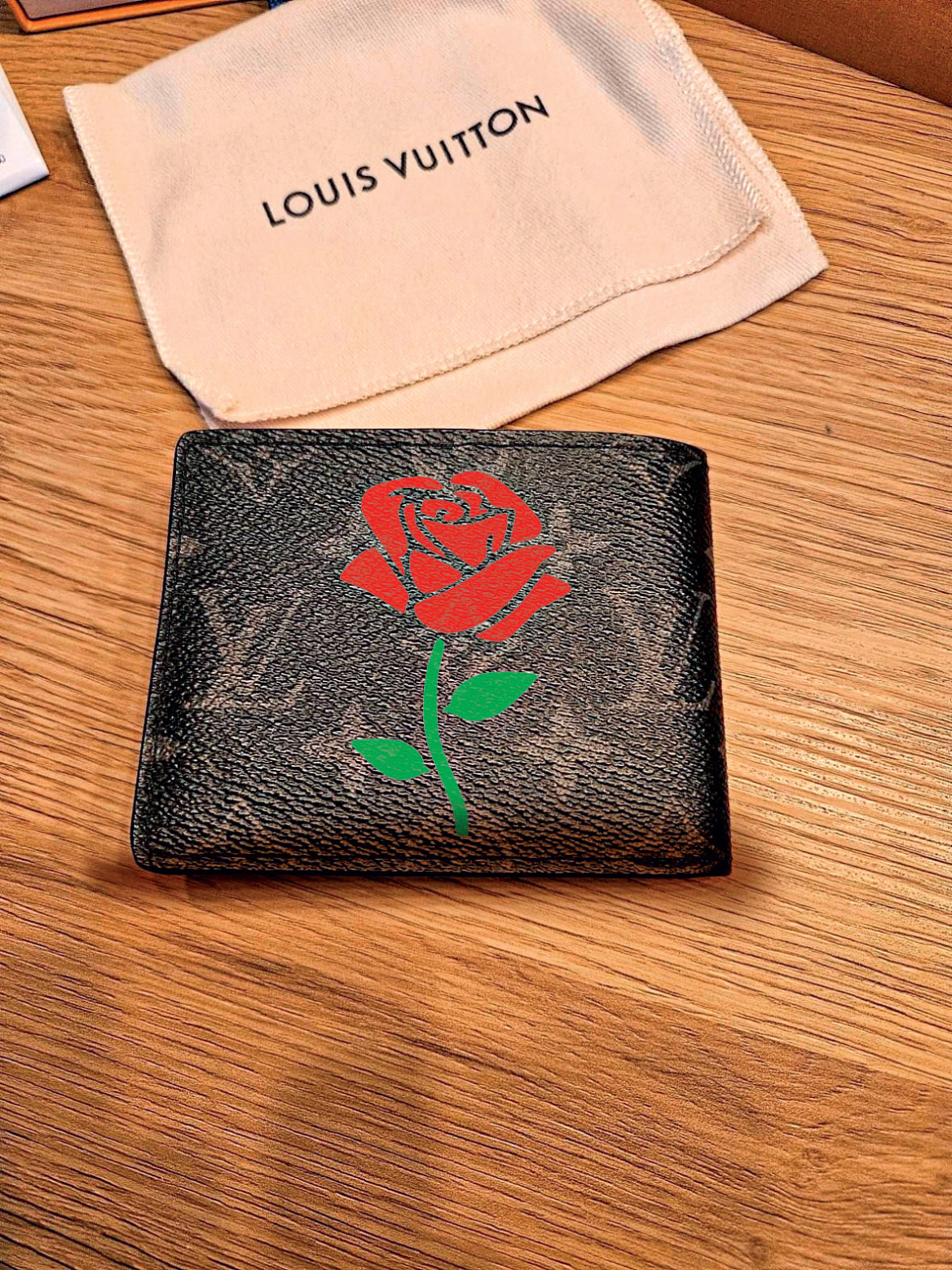  Omiros Bitton:  Pop artist στο κόκκινο 