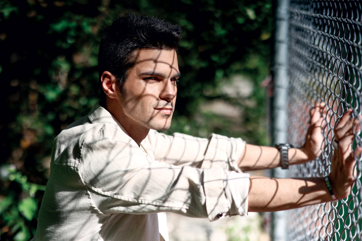 Μιχάλης Παπανικολάου: Ο γάμος του Καραγκιόζη με το σήμερα