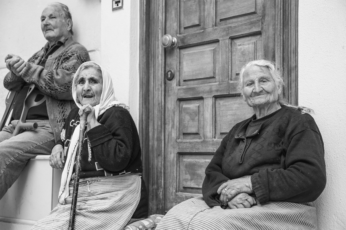 Τα μυστικά των Ελλήνων που ζουν χρόνια πολλά και καλά - Το προφίλ των αιωνόβιων και το προσδόκιμο ζωής ανά Περιφέρεια