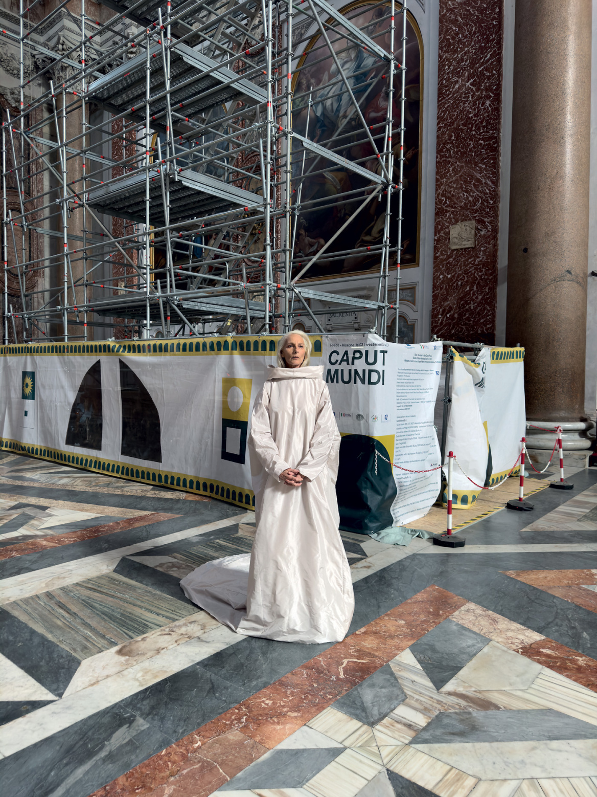 Jurgen Teller: Ο «βέβηλος» φωτογράφος που πόζαρε χωρίς ρούχα στον τάφο του πατέρα του και ξεγύμνωσε τους σταρ 
