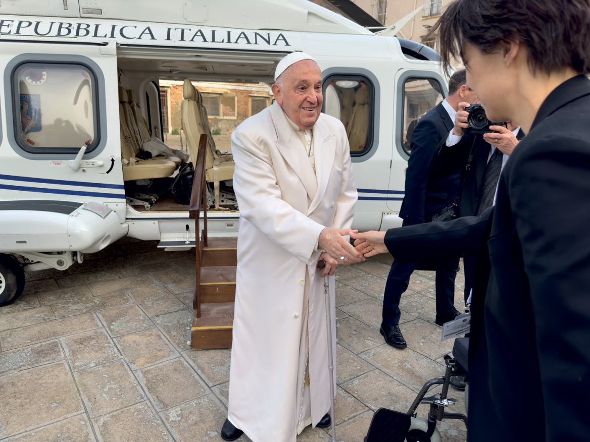 Jurgen Teller: Ο «βέβηλος» φωτογράφος που πόζαρε χωρίς ρούχα στον τάφο του πατέρα του και ξεγύμνωσε τους σταρ 
