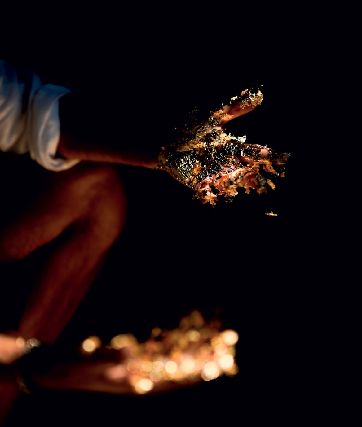 Dionysios: Θραύσματα ζωής ντυμένα με χρυσό