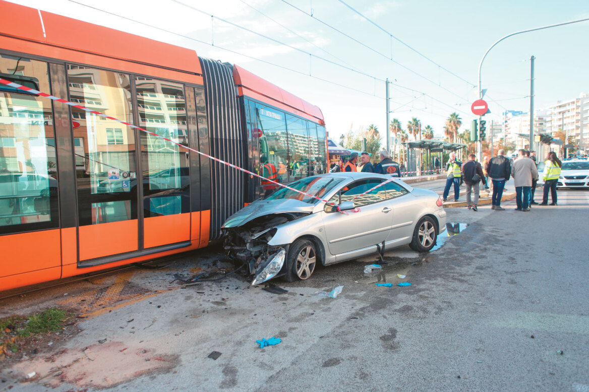 «Περπάτα να... γρασάρουμε το τραμ το τελευταίο»: 21 χρόνια περιπέτειες, εσχάτως ενοχλεί και τους περίοικους των περιοχών απ' όπου περνάει