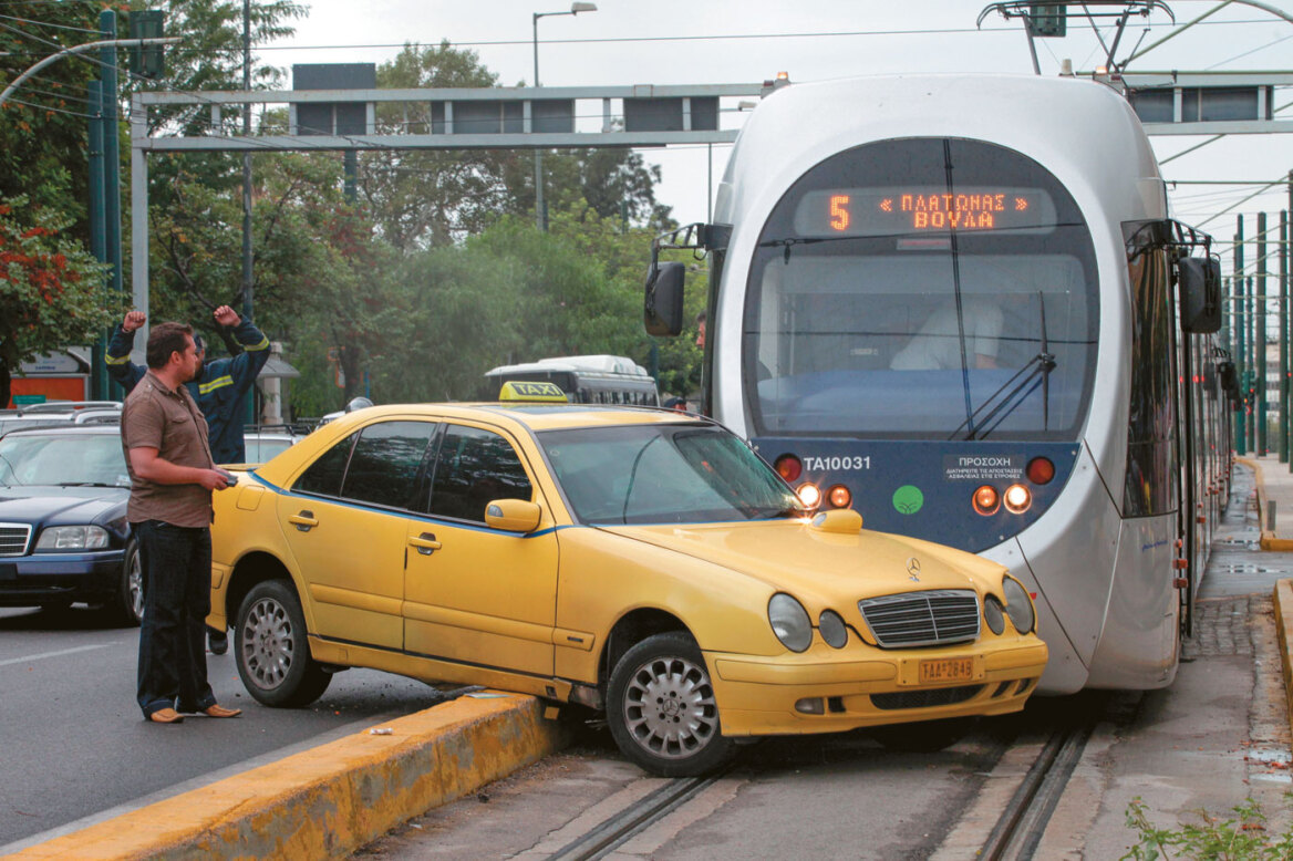 «Περπάτα να... γρασάρουμε το τραμ το τελευταίο»: 21 χρόνια περιπέτειες, εσχάτως ενοχλεί και τους περίοικους των περιοχών απ' όπου περνάει