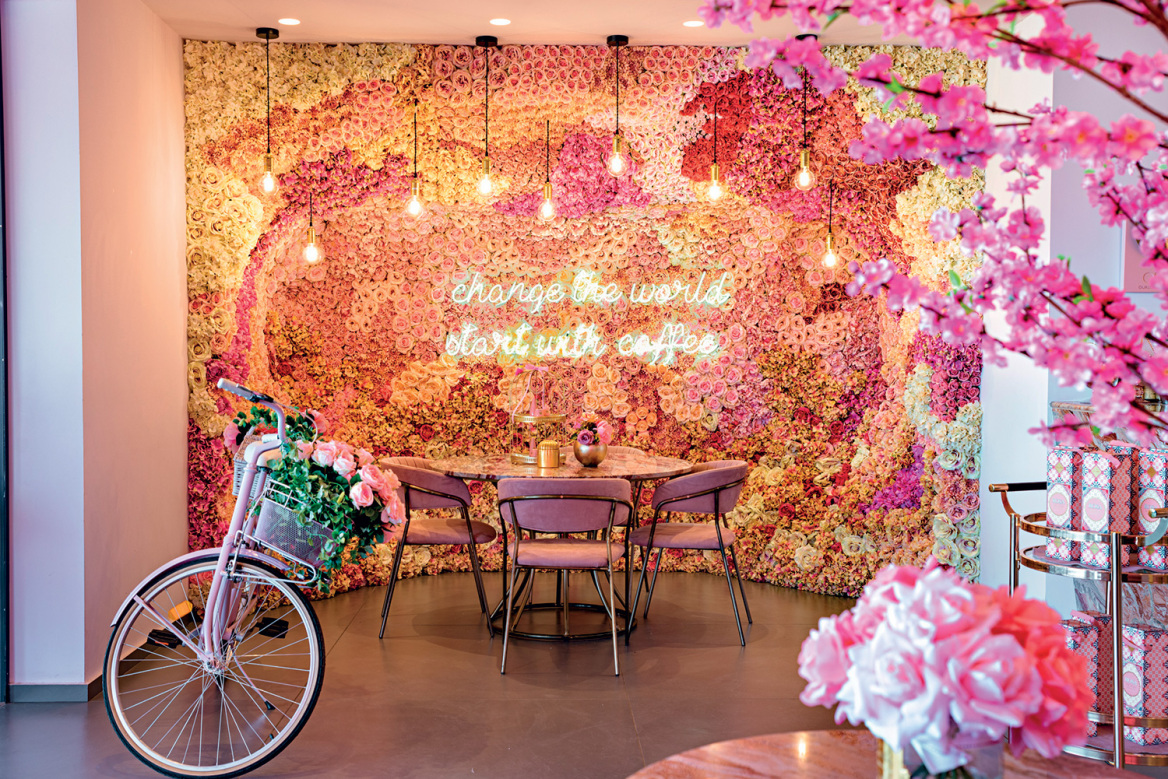 Αγγελική Χόντου: Τσάι και παραμύθια στο Pink Dot