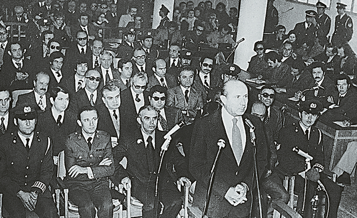 Τι έγινε στη δίκη για το Πολυτεχνείο: Οι «δύο ξένοι», τα Dunhill του Ντερτιλή και ο εκτελεστής με το τσιγάρο Τι έγινε στη δίκη για το Πολυτεχνείο: Οι «δύο ξένοι», τα Dunhill του Ντερτιλή και ο εκτελεστής με το τσιγάρο