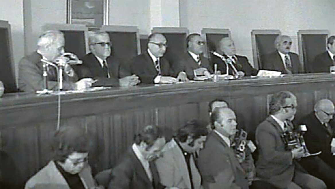 Τι έγινε στη δίκη για το Πολυτεχνείο: Οι «δύο ξένοι», τα Dunhill του Ντερτιλή και ο εκτελεστής με το τσιγάρο Τι έγινε στη δίκη για το Πολυτεχνείο: Οι «δύο ξένοι», τα Dunhill του Ντερτιλή και ο εκτελεστής με το τσιγάρο