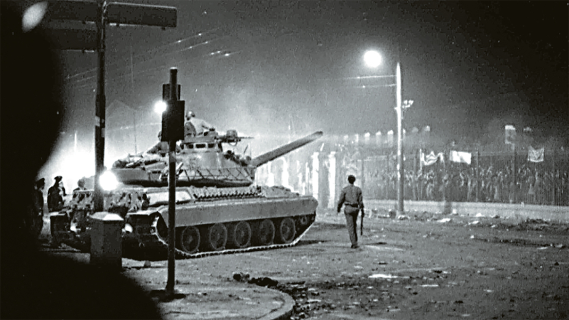 Τι έγινε στη δίκη για το Πολυτεχνείο: Οι «δύο ξένοι», τα Dunhill του Ντερτιλή και ο εκτελεστής με το τσιγάρο Τι έγινε στη δίκη για το Πολυτεχνείο: Οι «δύο ξένοι», τα Dunhill του Ντερτιλή και ο εκτελεστής με το τσιγάρο