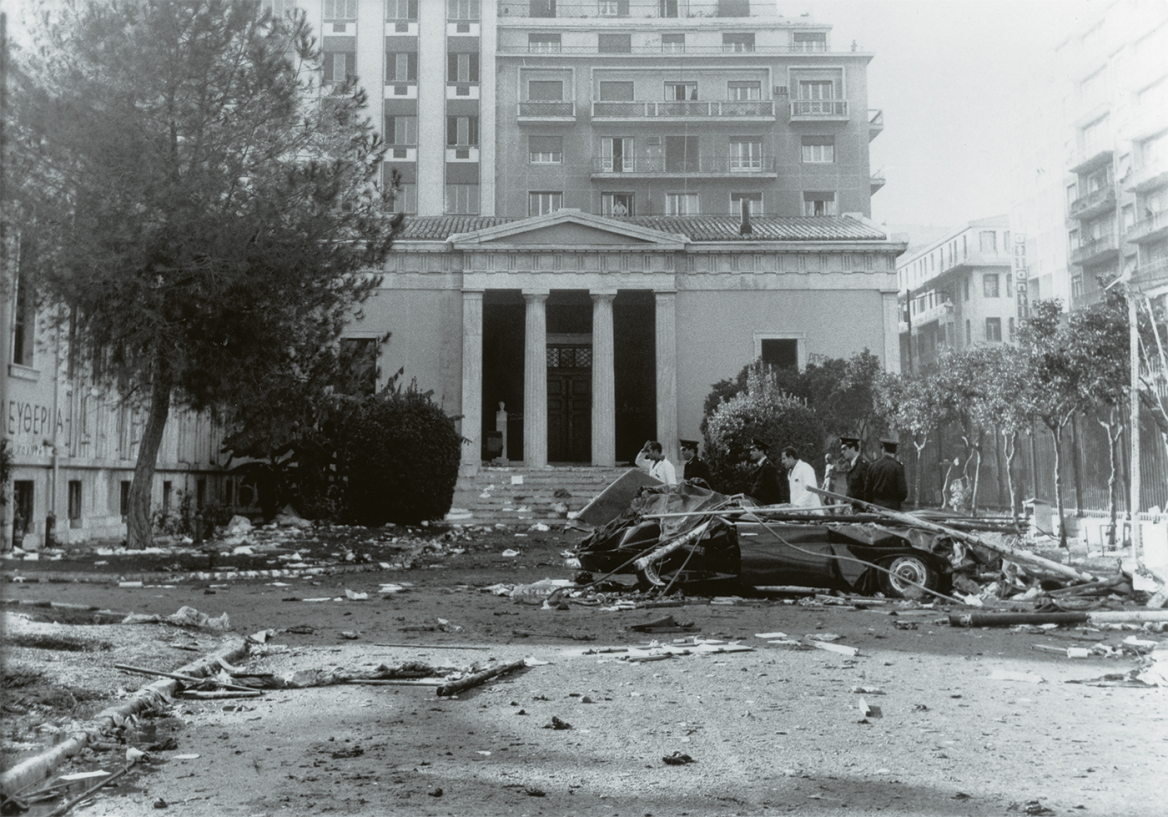 Τι έγινε στη δίκη για το Πολυτεχνείο: Οι «δύο ξένοι», τα Dunhill του Ντερτιλή και ο εκτελεστής με το τσιγάρο Τι έγινε στη δίκη για το Πολυτεχνείο: Οι «δύο ξένοι», τα Dunhill του Ντερτιλή και ο εκτελεστής με το τσιγάρο