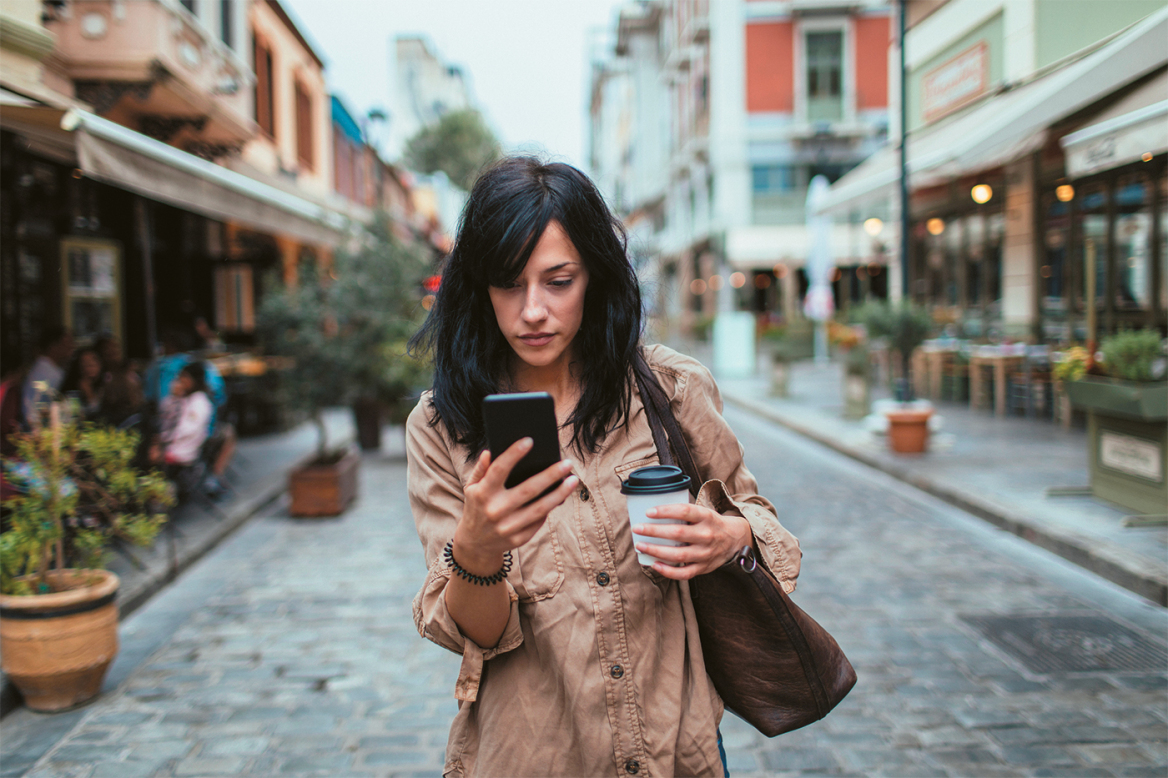 Facebook, το ψηφιακό καφενείο 7,3 εκατ. Ελλήνων: Οι αναμνήσεις, τα γκρουπ, η ενημέρωση και τα fake news, τι συζητάμε και τι μοιραζόμαστε