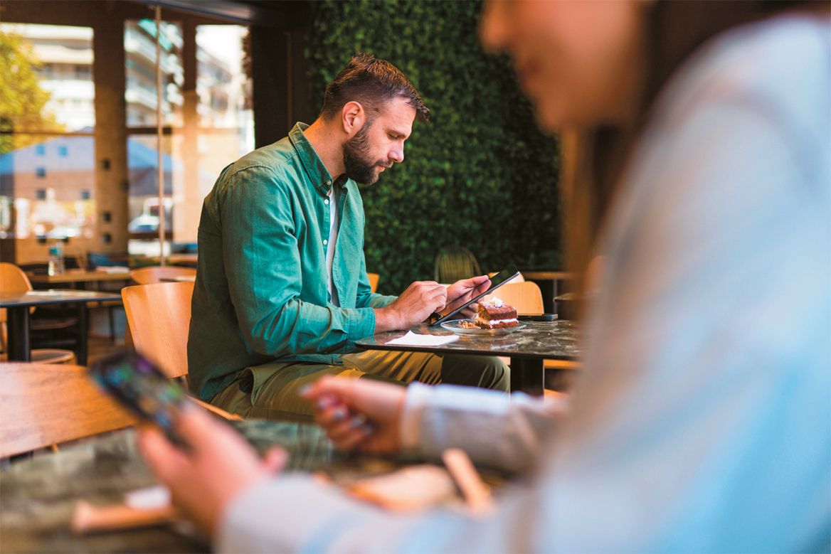 Facebook, το ψηφιακό καφενείο 7,3 εκατ. Ελλήνων: Οι αναμνήσεις, τα γκρουπ, η ενημέρωση και τα fake news, τι συζητάμε και τι μοιραζόμαστε