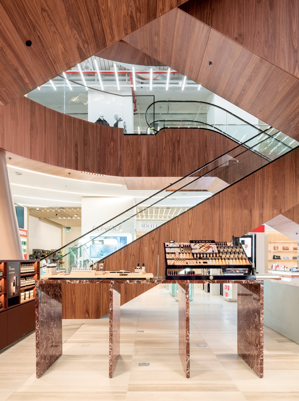 Kaufhaus des Westens, το παιχνίδι της αποπλάνησης