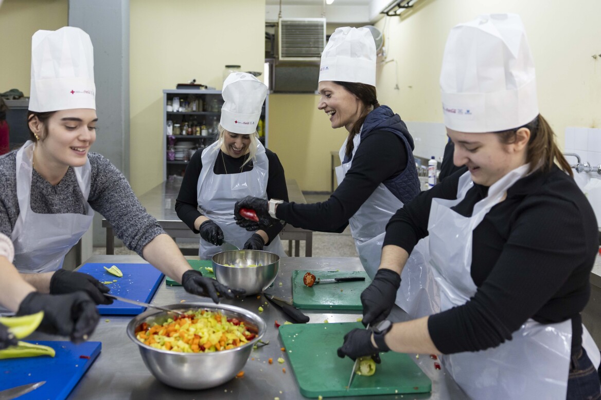 Η Coca-Cola και ο Ελληνικός Ερυθρός Σταυρός μαζί αυτά τα Χριστούγεννα: Μια μεγάλη αγκαλιά για τους συνανθρώπους μας που έχουν ανάγκη