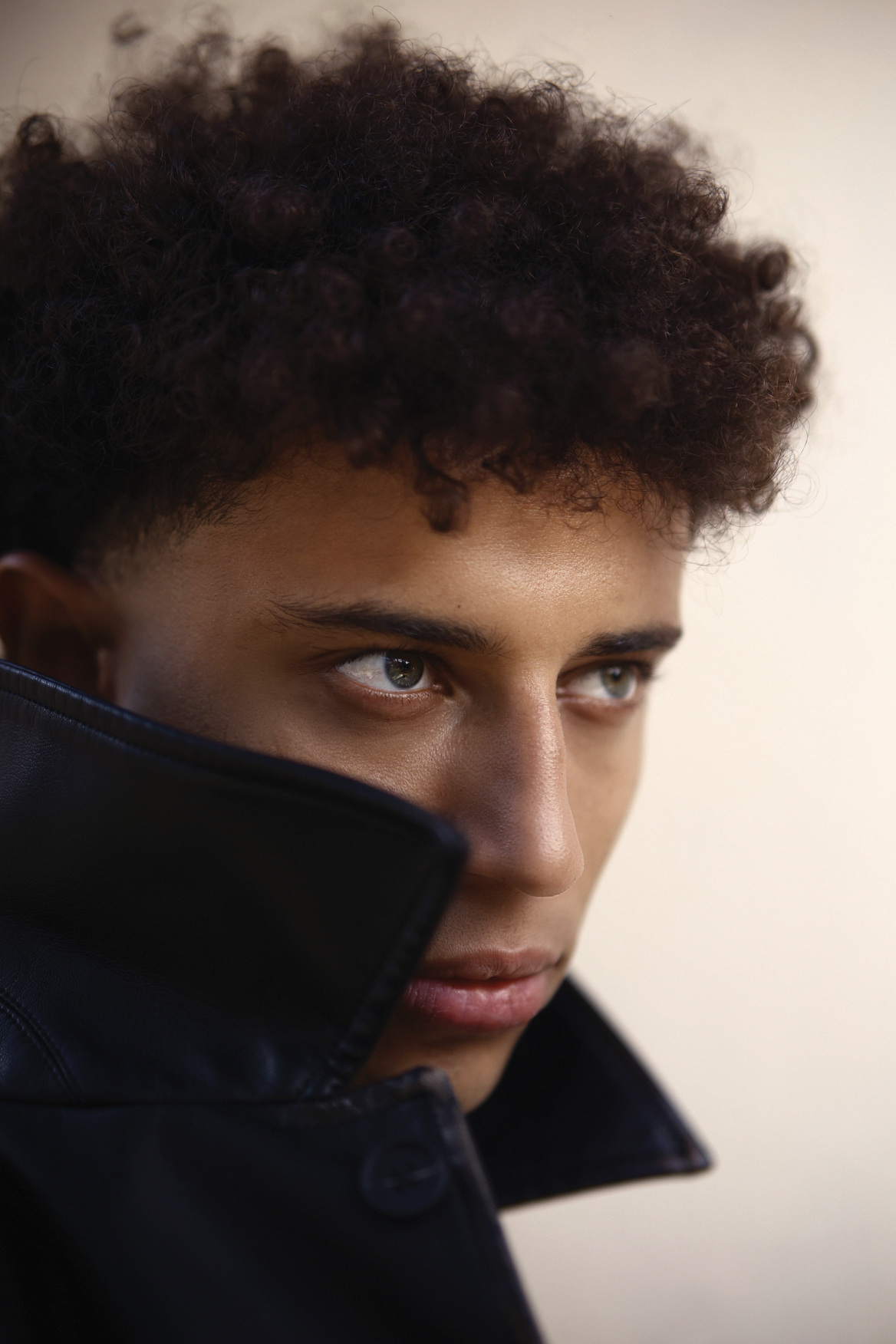 Ηρακλής Τσουζίνοφ: «Η υποκριτική με κάνει να νιώθω ζωντανός»