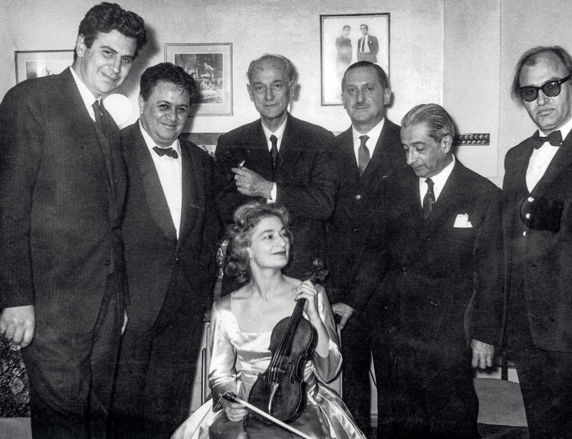 Ο σπουδαίος Έλληνας Μίκης Θεοδωράκης πίσω από τον διεθνή μουσικό