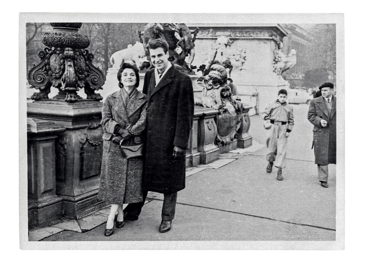 Ο σπουδαίος Έλληνας Μίκης Θεοδωράκης πίσω από τον διεθνή μουσικό