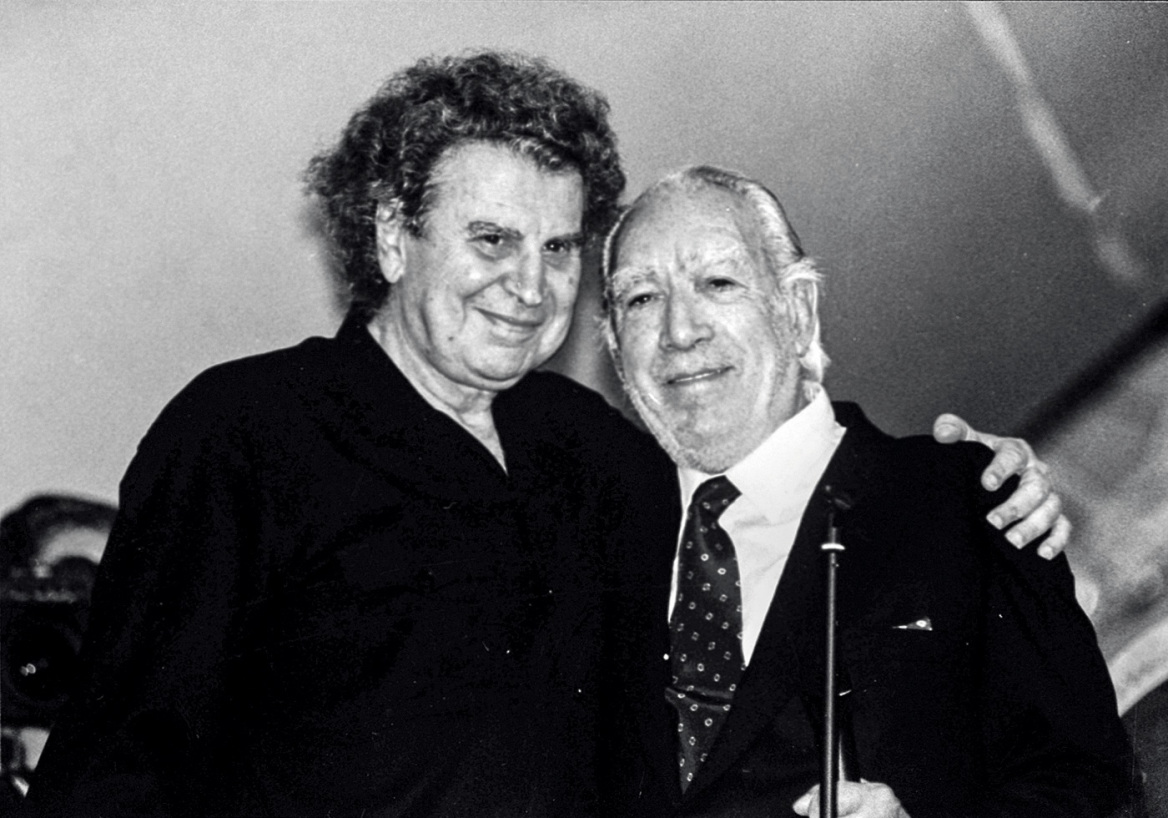 Ο σπουδαίος Έλληνας Μίκης Θεοδωράκης πίσω από τον διεθνή μουσικό