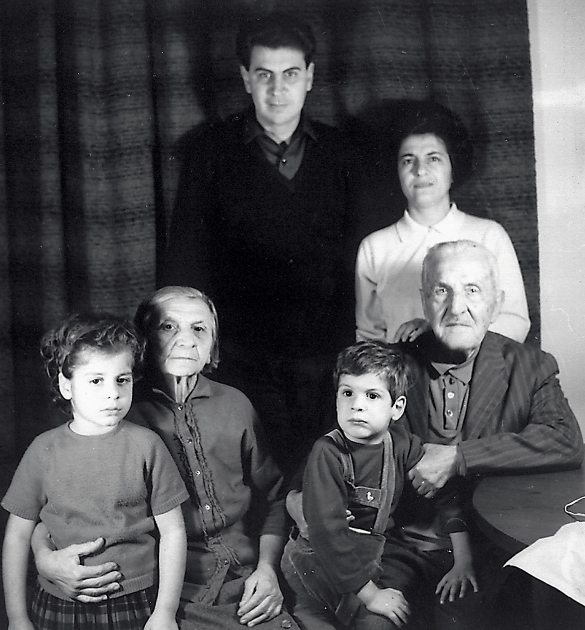 Ο σπουδαίος Έλληνας Μίκης Θεοδωράκης πίσω από τον διεθνή μουσικό