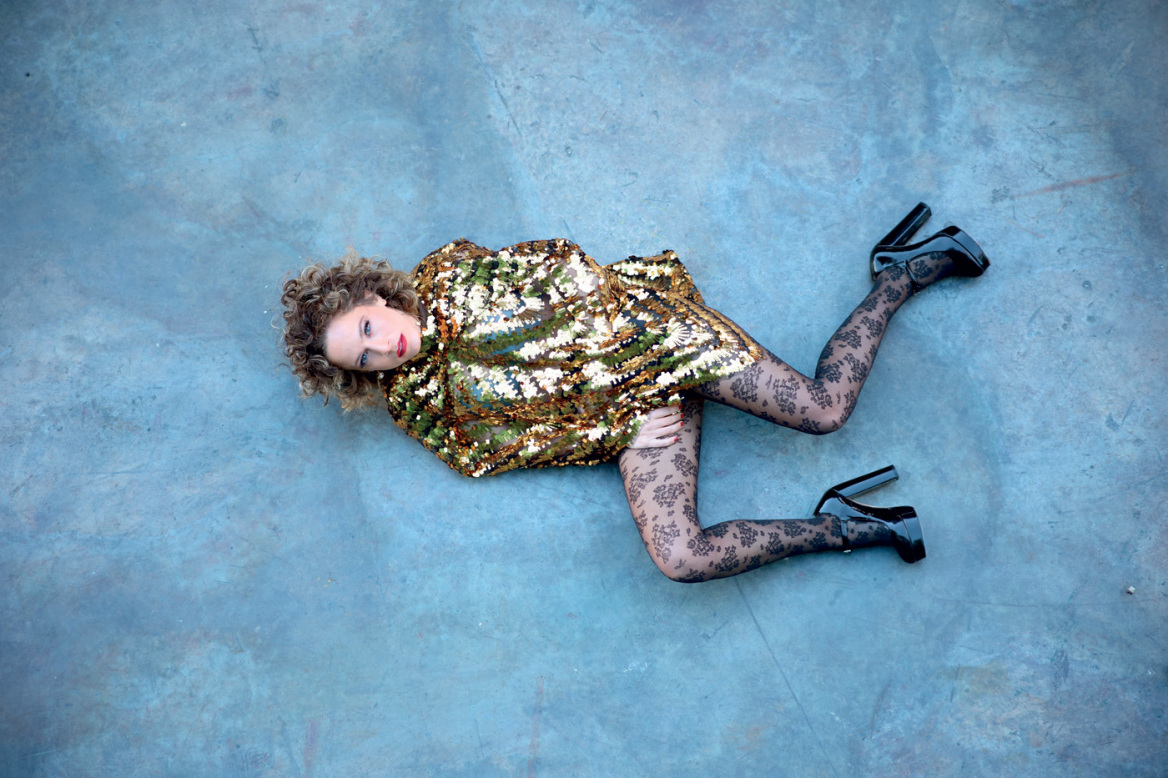 «Θα ήθελα να πιω ένα κρασί με την Καρέζη»: Η Έλλη Τρίγγου γίνεται η θεατρική «Λόλα», 62 χρόνια μετά 