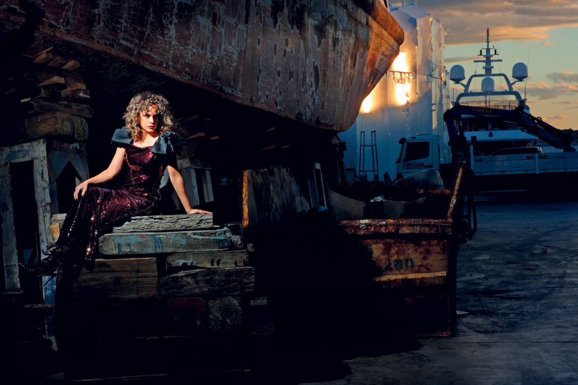 «Θα ήθελα να πιω ένα κρασί με την Καρέζη»: Η Έλλη Τρίγγου γίνεται η θεατρική «Λόλα», 62 χρόνια μετά 