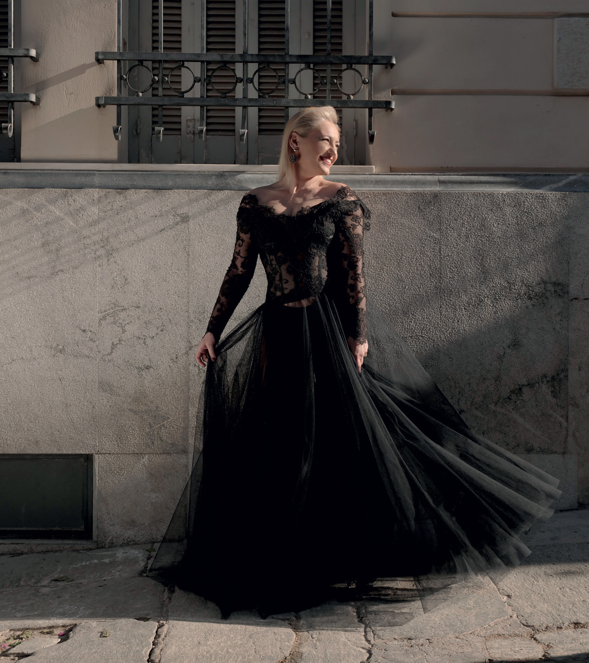 Η Χρυσούλα Στεφανάκη τραγουδάει τα swing του Χιώτη