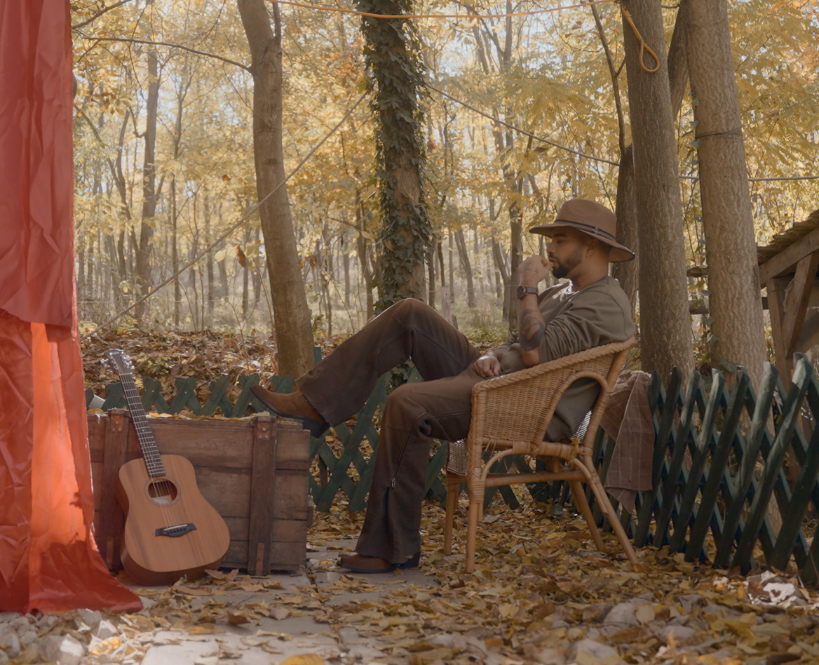 Kállay Saunders: «Το νέο μου single το έγραψα στην Αθήνα» 