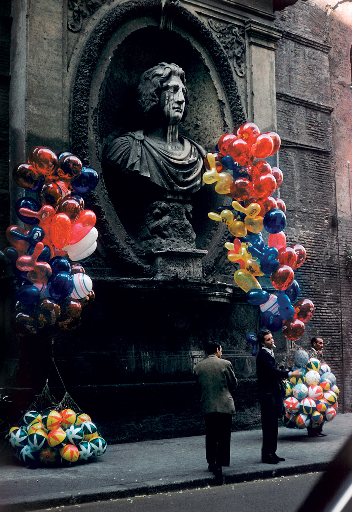 Οι ανέκδοτες έγχρωμες φωτογραφίες του Elliott Erwitt