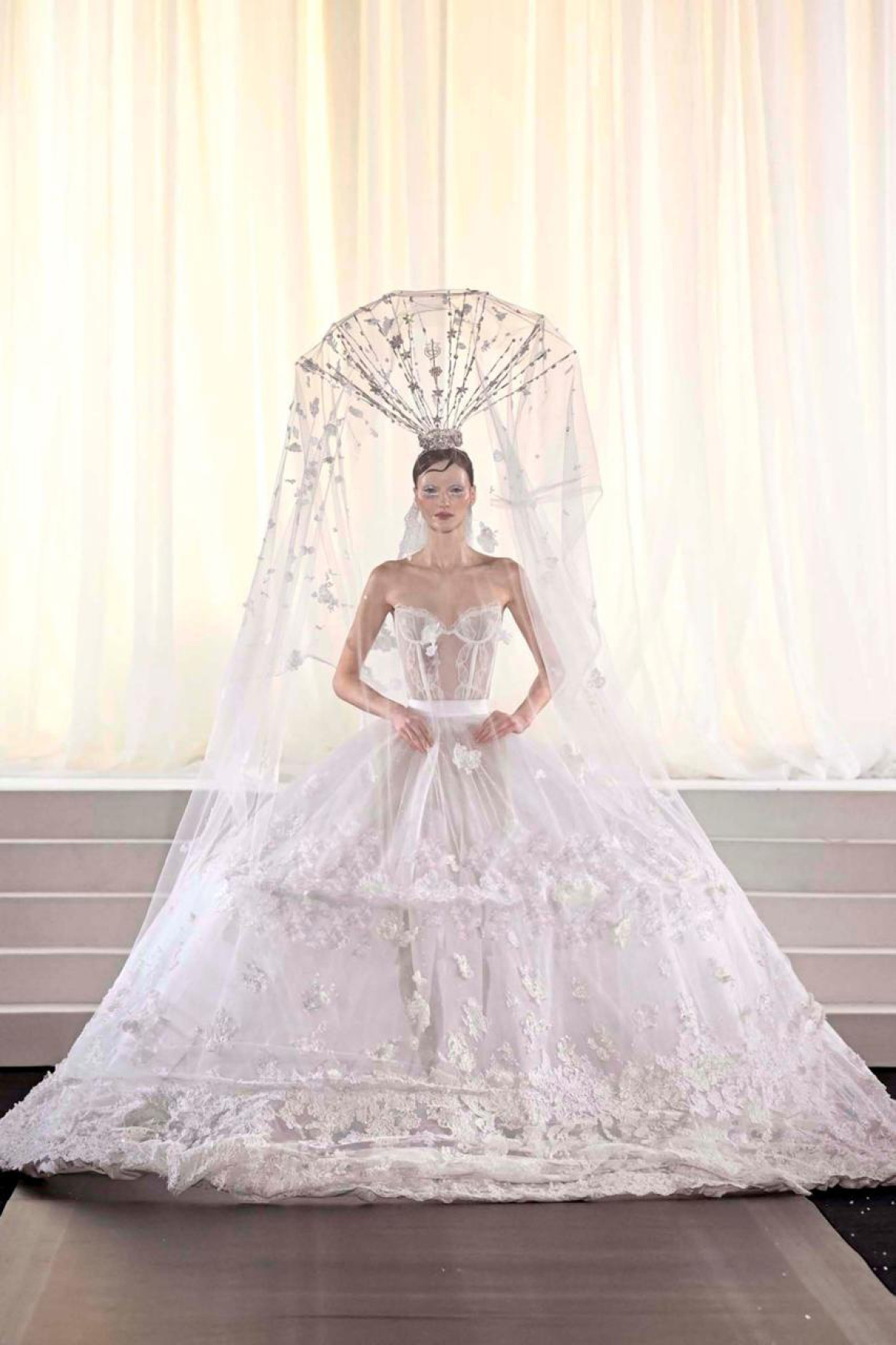 Παρίσι: Η Σίλια Κριθαριώτη στο πάνθεον της υψηλής ραπτικής με τη συλλογή Old Hollywood Avant-Première