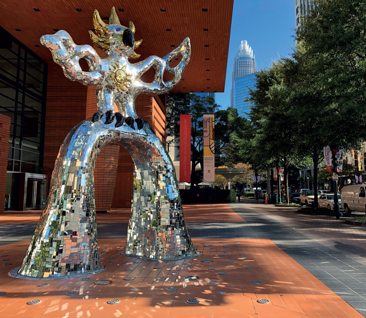 Ο χρωματιστός κόσμος της Niki de Saint Phalle