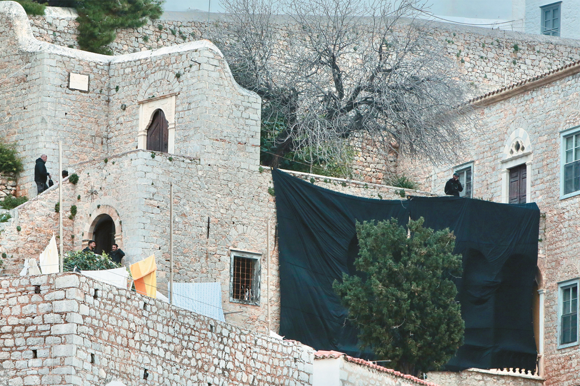 Η Ελλάδα έγινε Hollywood: Ο Μπραντ Πιτ ψάχνει στην Υδρα τη χαμένη γυναίκα του 