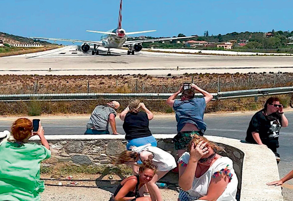 Μέχρι πού μπορείς να φτάσεις για ένα like; Το αεροδρόμιο της Σκιάθου δεν είναι η μόνη περίπτωση που ρισκάρεις ακόμη και τη ζωή σου 