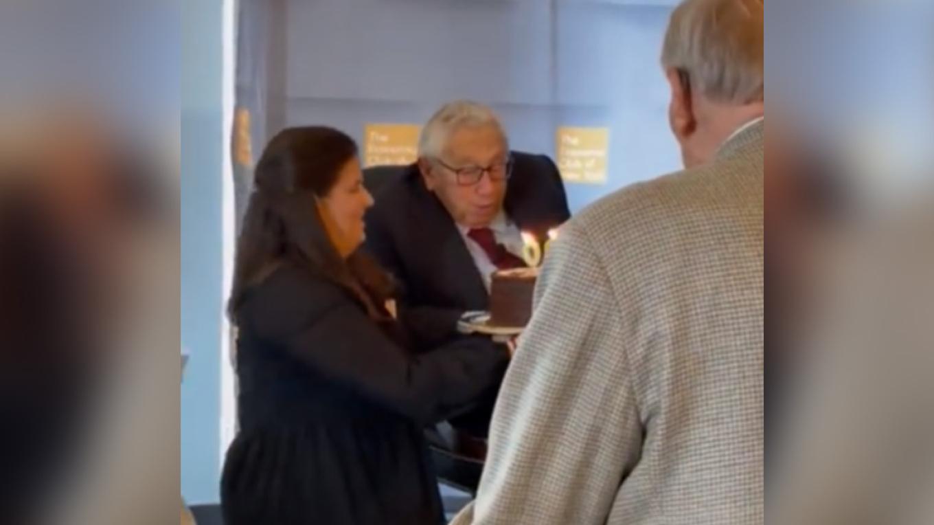 Χένρι Κίσινγκερ: Του έκαναν έκπληξη με τούρτα στο Economic Club της Νέας Υόρκης - Ήρωας ή διαβολικός;, δείτε βίντεο