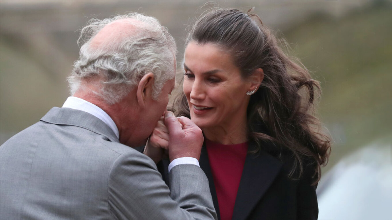 Ενωμένα πόδια, χειροφίλημα, ποτέ στο ίδιο αεροπλάνο: Το βασιλικό πρωτόκολλο για κάθε περίσταση