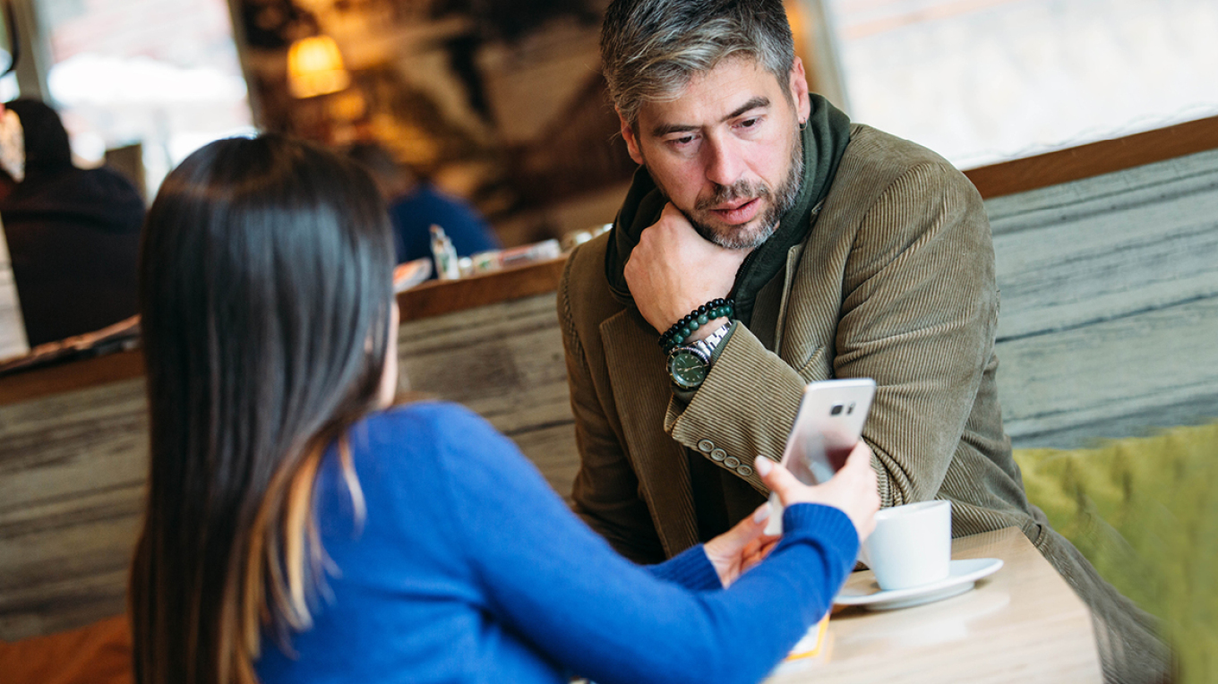 Ζευγάρια παρακολουθούν ο ένας τον άλλον... οικειοθελώς - Τι κρύβει η νέα τάση
