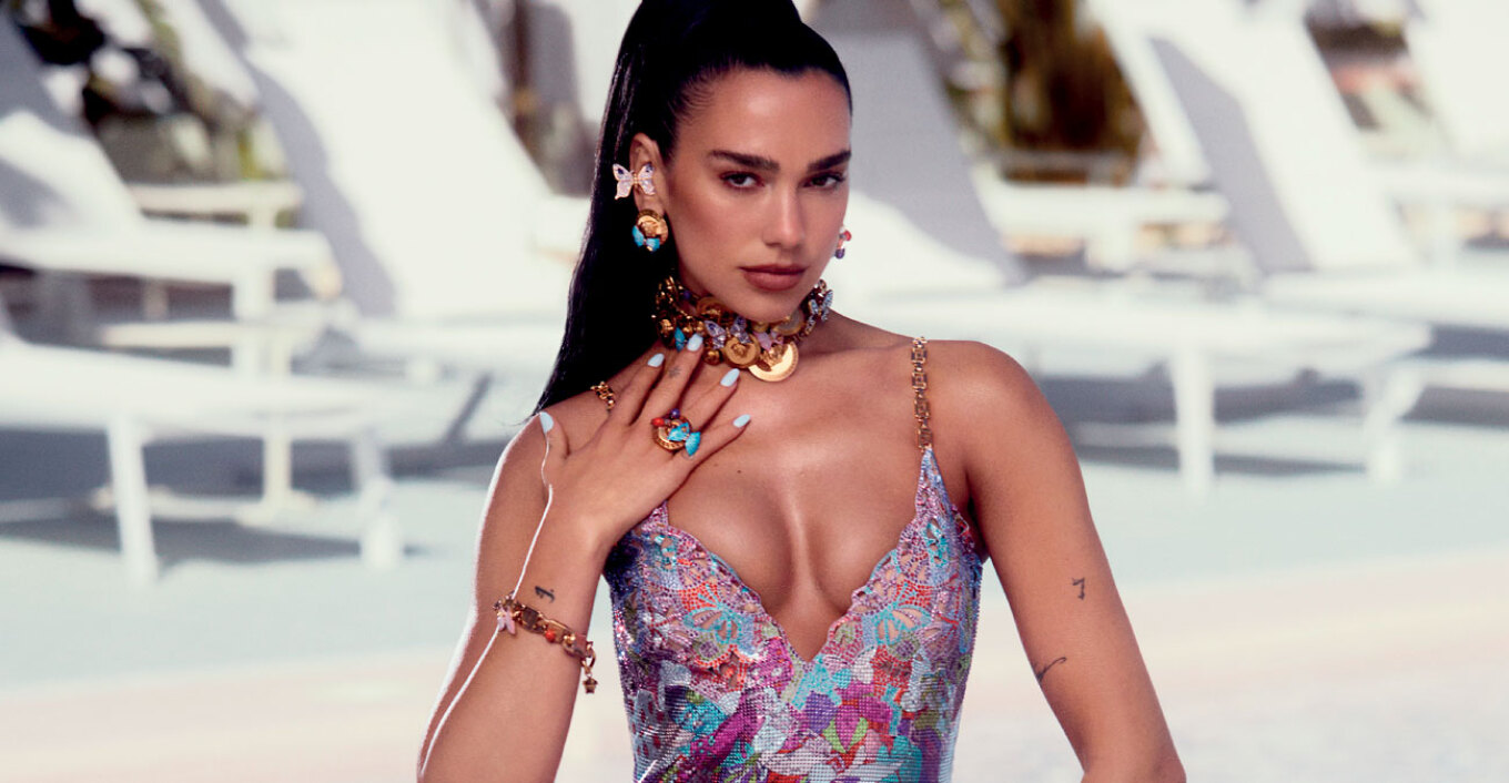 Dua Lipa: Η superstar σχεδιάζει για τον Versace