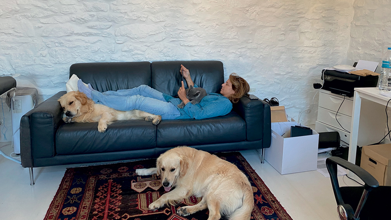 Μάγια Τσόκλη: Μέρες και νύχτες της στην Τήνο