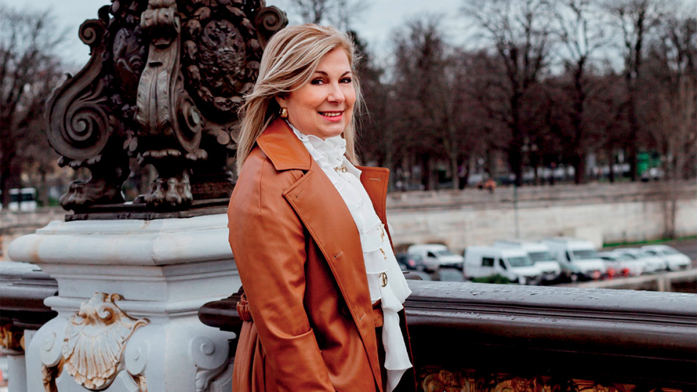 Παρίσι-Αθήνα ένα τραπέζι δρόμος για την Ντίνα Νικολάου  