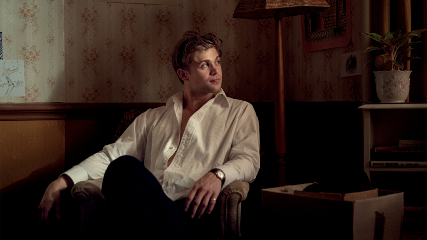 Λίο Γούνταλ: Ο «Μπραντ Πιτ της Αγγλίας» κάνει θραύση στο Netflix