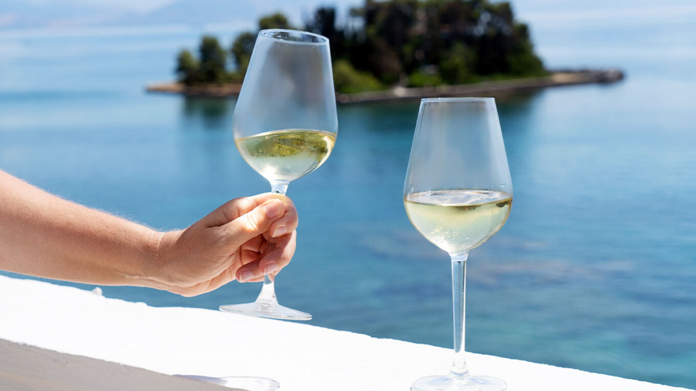 Αφιέρωμα: O χάρτης του ελληνικού κρασιού 2024 - Σπουδαία λευκά και ροζέ από το Ιόνιο