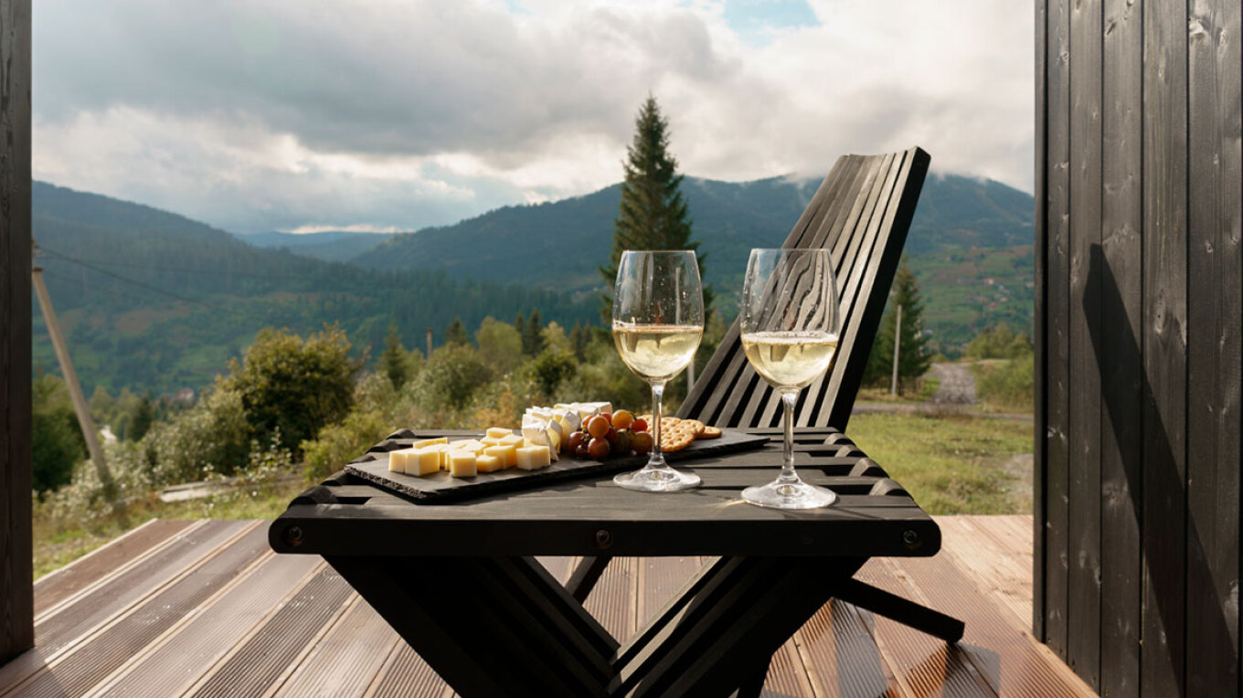 Αφιέρωμα: O χάρτης του ελληνικού κρασιού 2024 - Σπουδαία λευκά και ροζέ από την Πελοπόννησο